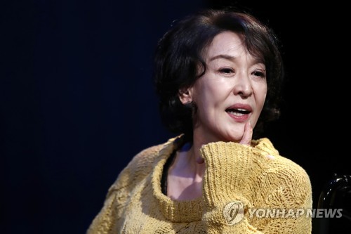 (서울=연합뉴스) 진연수 기자 = 배우 윤석화가 지난 2021년 10월 19일 오후 서울 마포구 산울림 소극장에서 열린 아카이브 '자화상I' 프레스콜에서 시연하고 있다. '자화상'은 그동안 윤석화가 소극장 산울림에서 출연했던 연극 중 대표작을 선정하여 명장면들을 엮어 재구성한 작품이다. 2021.10.19 jin90@yna.co.kr
