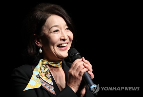 (서울=연합뉴스) 류효림 기자 = 윤석화 한국연극인복지재단 이사장이 지난 2017년 10월 24일 서울 종로구 동숭동 설치극장 정미소에서 열린 한국연극인복지재단 이사장 이취임식에서 취임사를 하고 있다. 2017.10.24 ryousanta@yna.co.kr