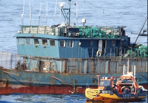 쇠창살로 무장한 채 달아난 무허가 중국어선 2척 붙잡혀