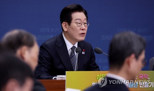 李대통령 "비전향장기수 고향 길 열어줘야"…中경유 방안 거론
