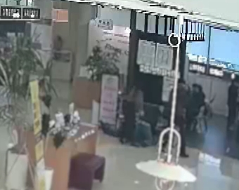 민원실서 갑자기 쓰러진 80대 노인 구한 구청 공무원들