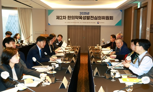 정부, 어르신 한의 주치의 도입해 돌봄 확대…내년부터 시범사업