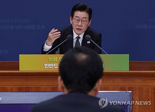 李대통령 "비전향장기수 고향 길 열어줘야"…中경유 방안 거론