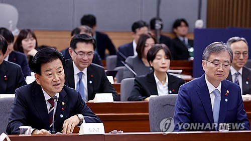 (서울=연합뉴스) 김도훈 기자 = 정동영 통일부 장관(왼쪽)이 19일 정부서울청사 별관에서 열린 외교부(재외동포청)·통일부 업무보고에서 발언하고 있다. 정 장관 오른쪽은 조현 외교부 장관. 2025.12.19 superdoo82@yna.co.kr