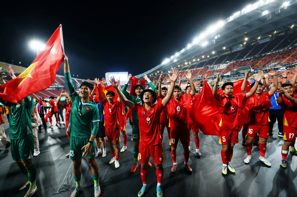 "박항서 뛰어넘었다" 베트남 新국민영웅 식사마, '0-2→3-2' 기적의…