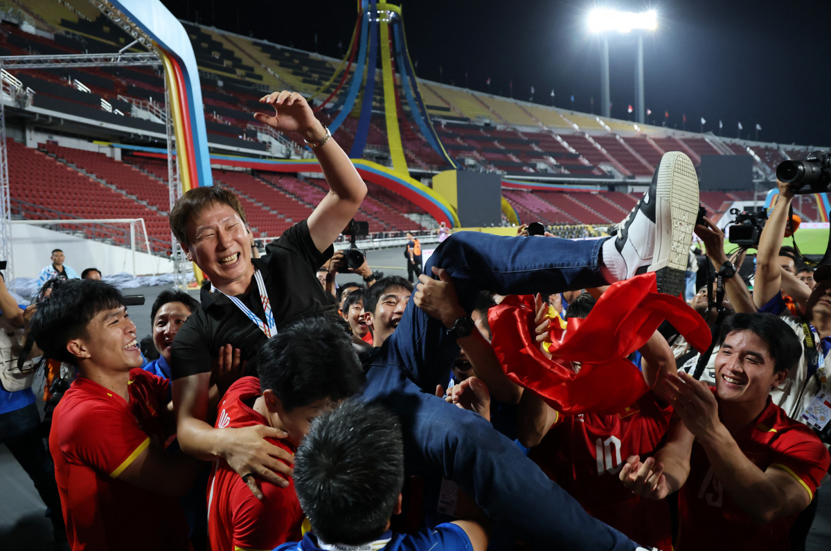 "박항서 뛰어넘었다" 베트남 新국민영웅 식사마, '0-2→3-2' 기적의…