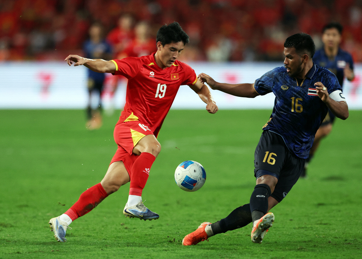 "박항서 뛰어넘었다" 베트남 新국민영웅 식사마, '0-2→3-2' 기적의…