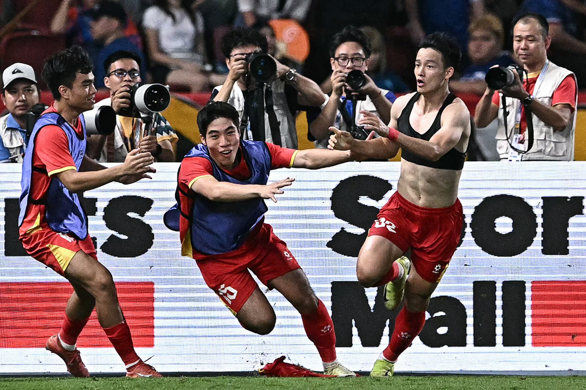 "박항서 뛰어넘었다" 베트남 新국민영웅 식사마, '0-2→3-2' 기적의…