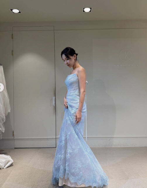 이지혜, '인중축소술 부작용' 후 첫 공식석상..."드레스 골라주세요"