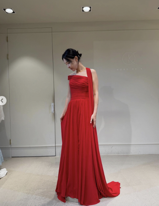 이지혜, '인중축소술 부작용' 후 첫 공식석상..."드레스 골라주세요"