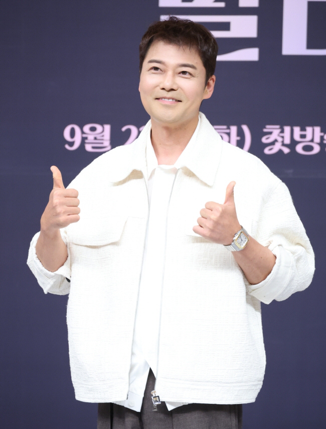 전현무, '차량 링거' 사진에 즉각 해명 "의료진 처방 따른 것, 불법 …