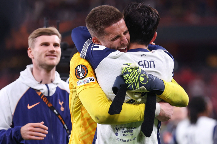 "쏘니 나가고, 왼쪽 윙어 공백 상태"→수호신까지 갈아 치운다…'바르샤 골키퍼 영입' 잘못된 선택