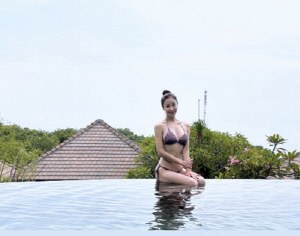 윤정순♥원진서, 침실 문 열자마자 수영장...'발리 초호화 신혼여행' 자랑