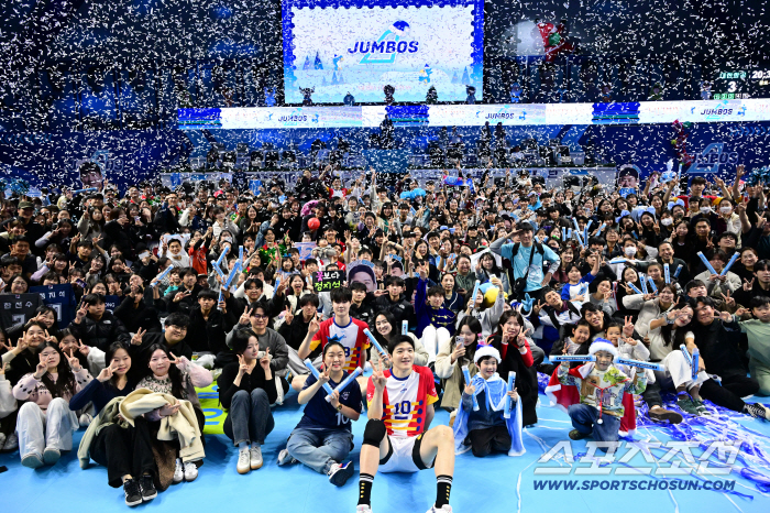 '지금까지 이런 기념 촬영은 없었다' 모든 팬들이 코트에... 모두가 함께 나눈 소중한 추억[인천현장]