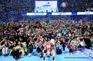 '지금까지 이런 기념사진은 없었다' 관중석 모든 팬들이 코트에... 모두가 함께 나눈 소중한 추억[인천현장]