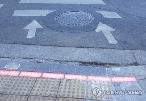 도로 대리석 깨부숴 시민 협박…말리는 지인 머리도 걷어찬 40대