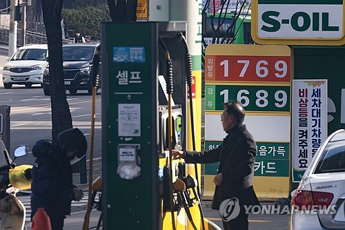 주유소 기름값 2주 연속 하락…"다음 주도 내릴 것"