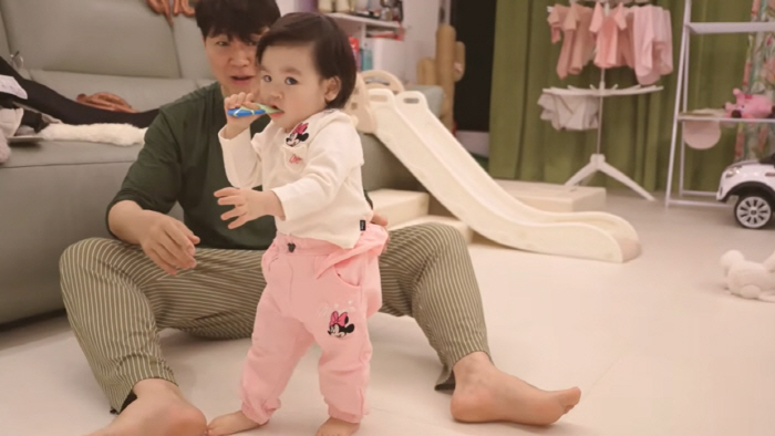 박수홍♥김다예 딸 첫 걸음마, 네티즌 우려 “응급실 갈 수도”