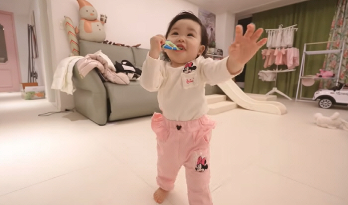 박수홍♥김다예 딸 첫 걸음마, 네티즌 우려 “응급실 갈 수도”