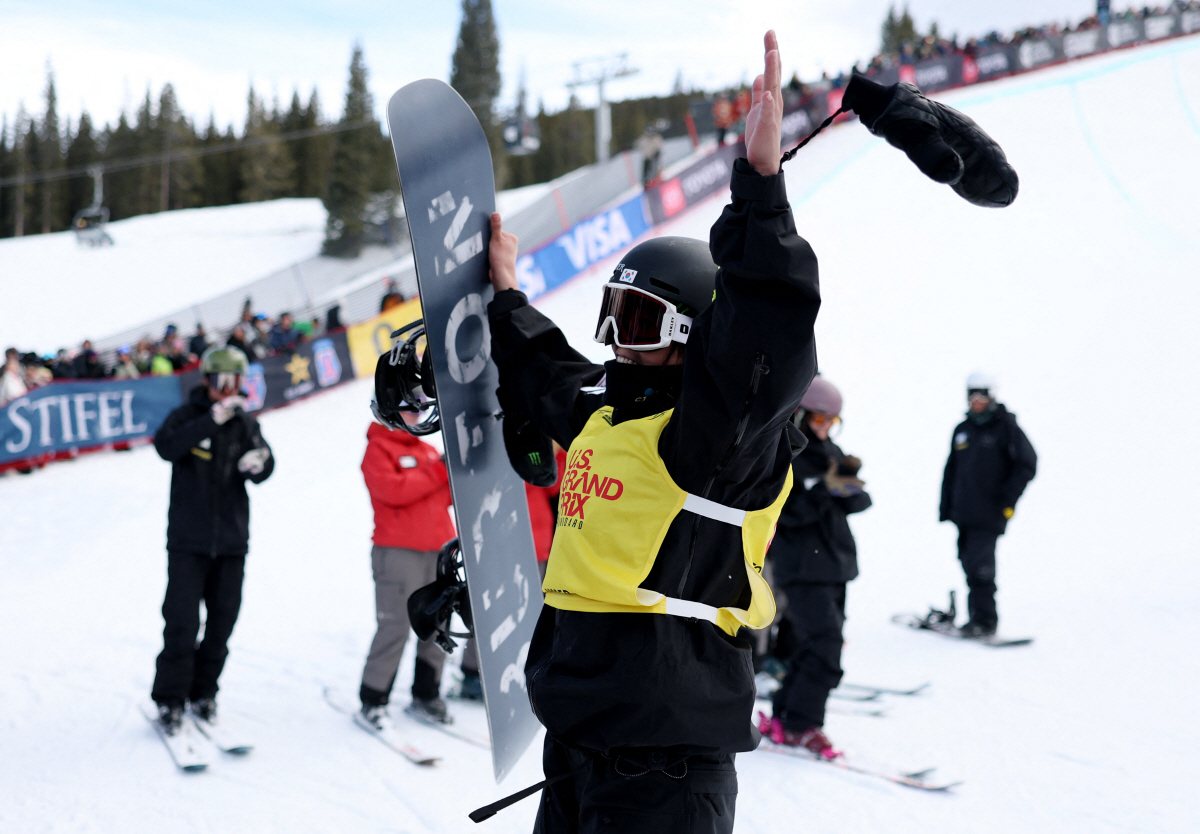 '올림픽 금메달 보인다' 최가온, 스노보드 하프파이프 월드컵 2주 연속 …
