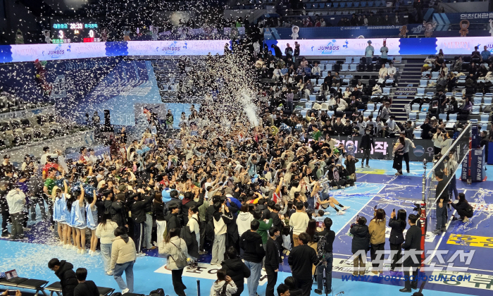 '도대체 무슨 일이...' 관중석 모든 팬들이 배구코트에... 모두가 함께한 소중한 추억