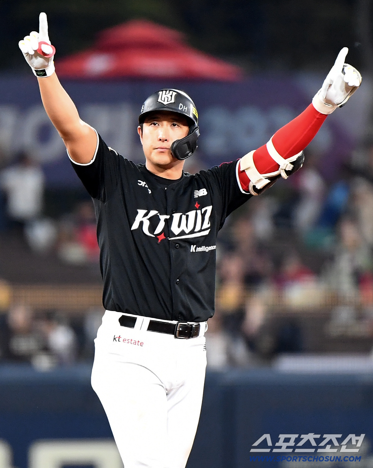 '100억 이미 썼는데' 한화, 현역 1위라도 신중할 수밖에…황재균 충격…