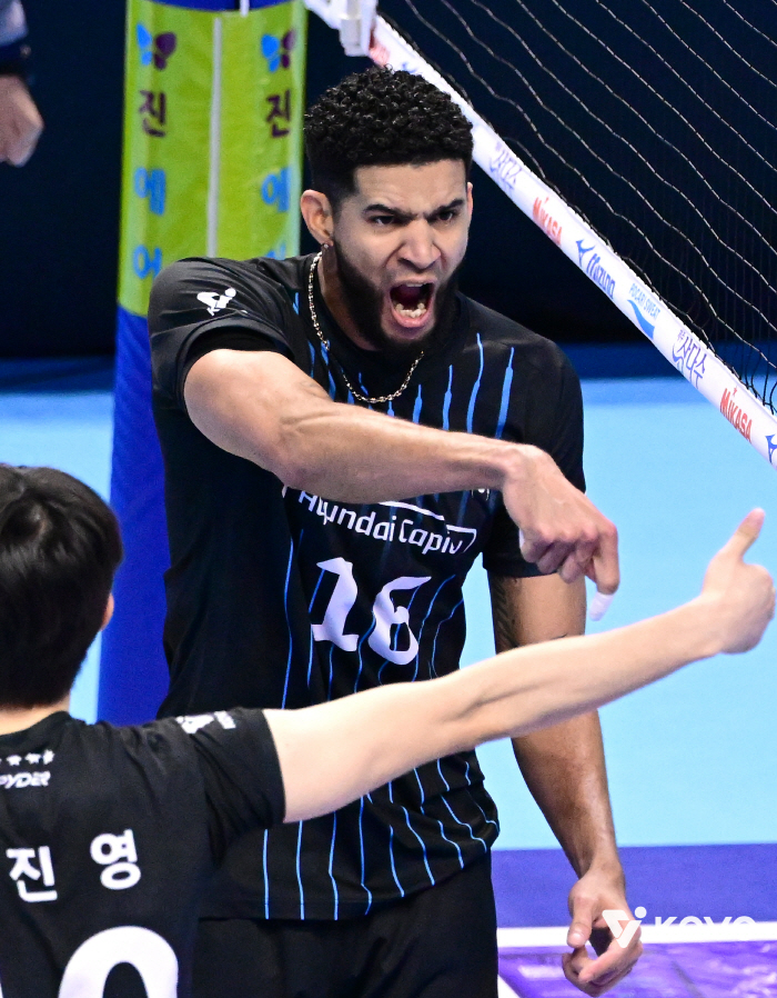 '역대 최초 대기록' 독보적 괴물의 포효…현대캐피탈, OK저축은행 꺾고 2위 사수[천안 리뷰]