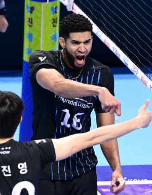 '역대 최초 대기록' 독보적 괴물의 포효…현대캐피탈, OK저축은행 꺾고 2위 사수[천안 리뷰]