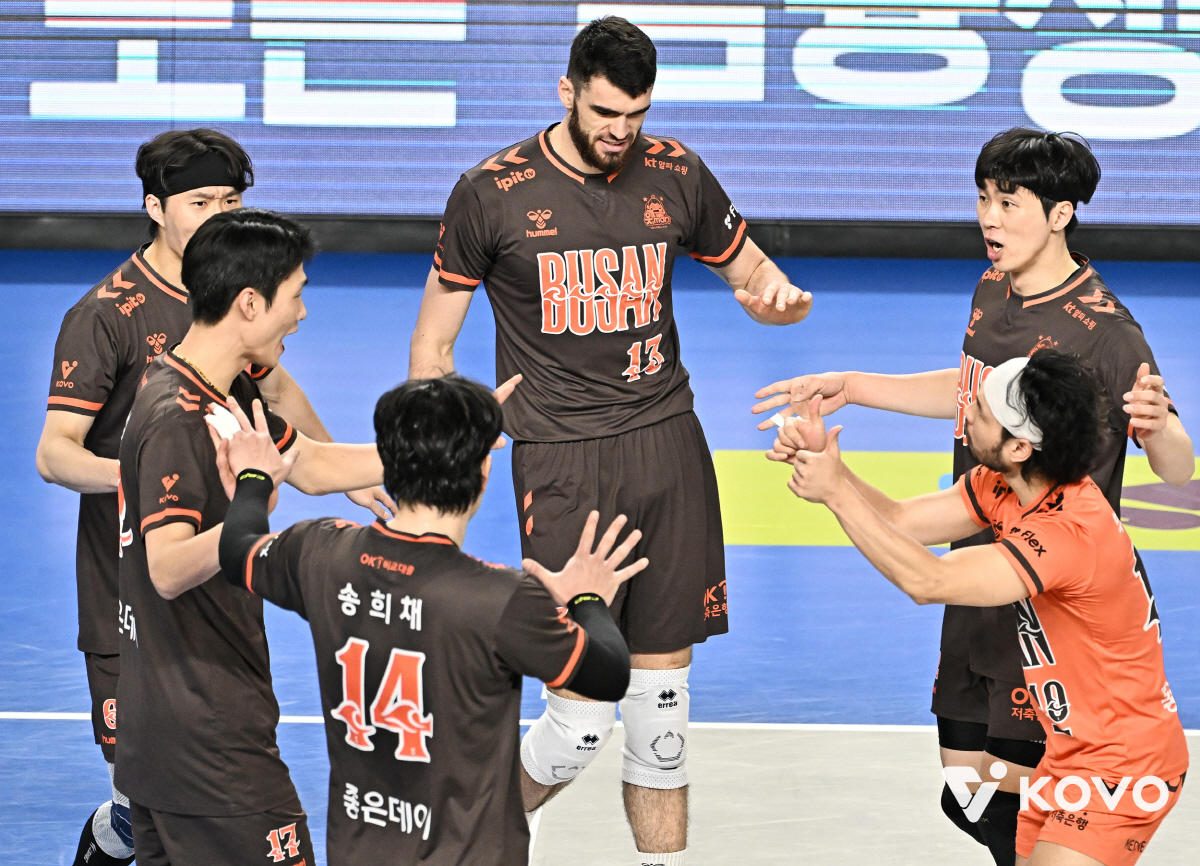 '역대 최초 대기록' 독보적 괴물의 포효…현대캐피탈, OK저축은행 꺾고 …