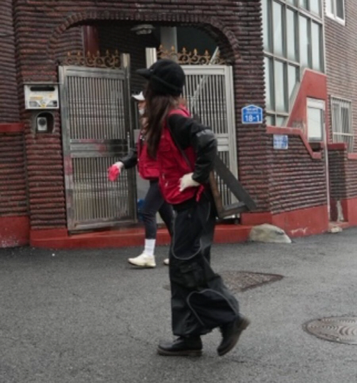 '연탄 지게 멘' 뉴진스 다니엘 포착..어도어 복귀 통보 후 션과 봉사