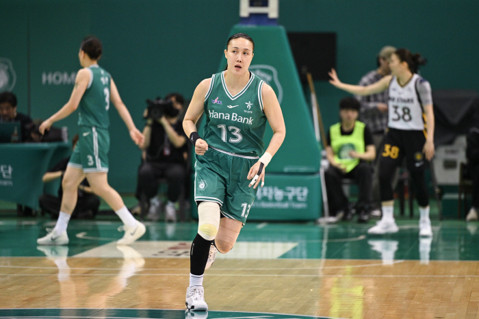 '영원한 에이스' 부천 하나은행 김정은, WKBL 최다 타이 600경기 출전…팀은 시즌 첫 연패(종합)