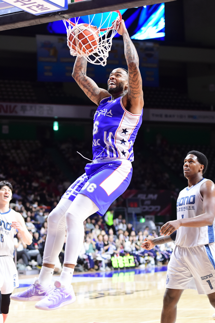 부산 KCC 허훈, 첫 '트리플 더블'…'나이트 퇴장→분노 폭발' 고양 소노 108-81 제압(종합)