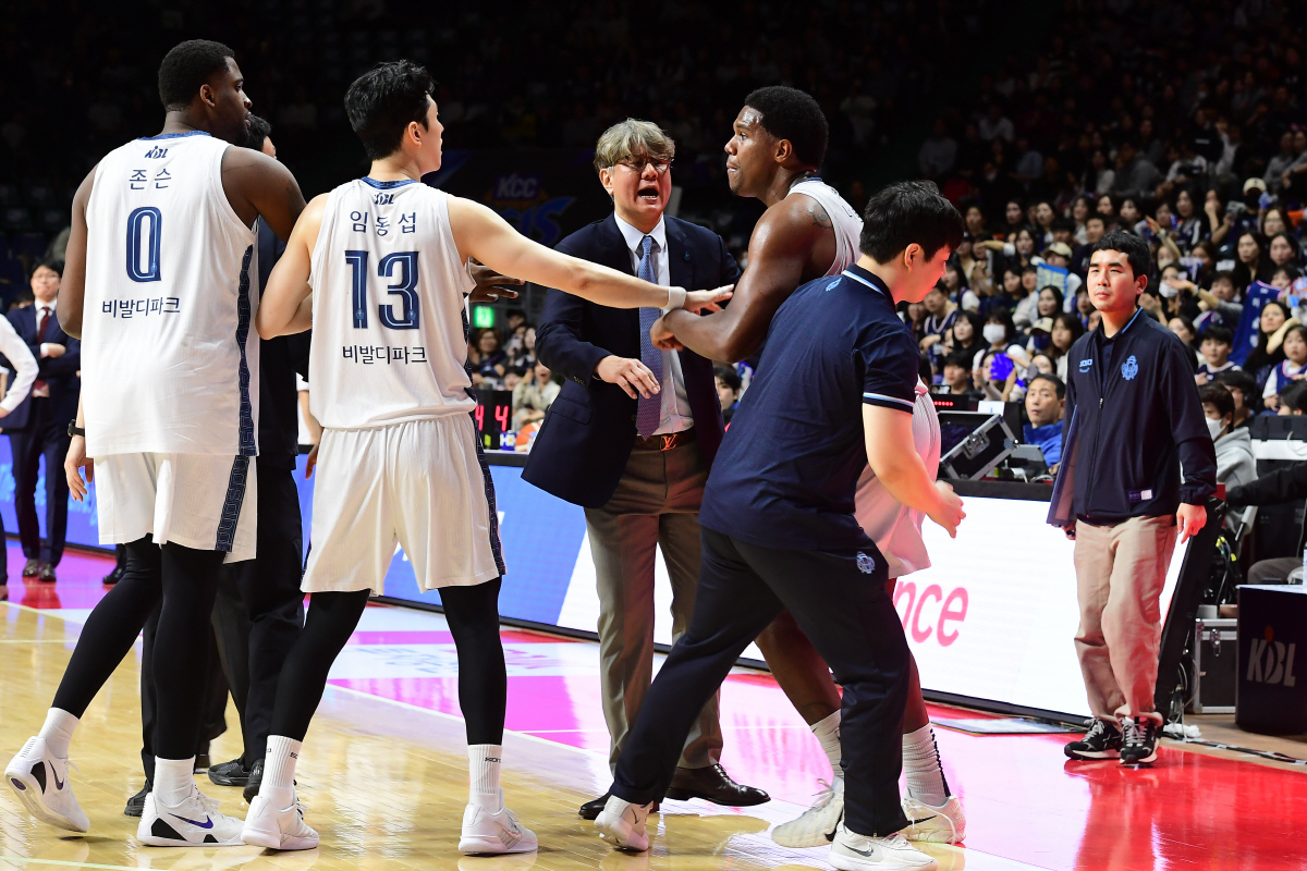 부산 KCC 허훈, 첫 '트리플 더블'…'나이트 퇴장→분노 폭발' 고양 …