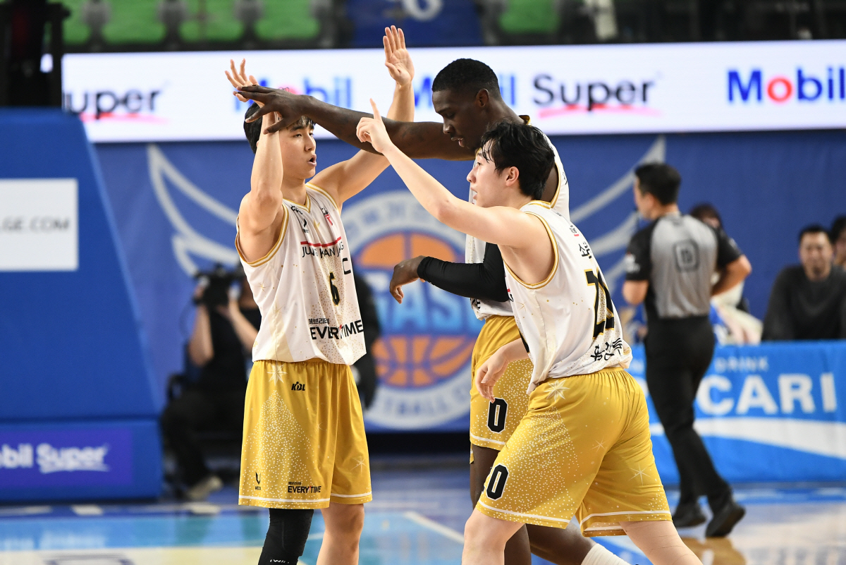 부산 KCC 허훈, 첫 '트리플 더블'…'나이트 퇴장→분노 폭발' 고양 …