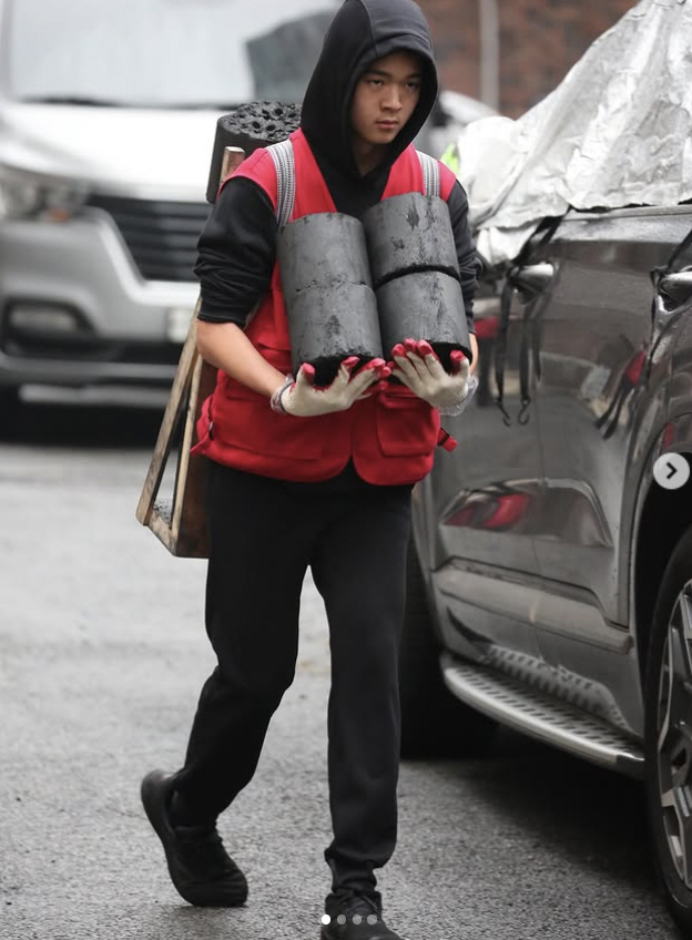 ‘정혜영♥’ 션, 16살 아들 하율과 연탄봉사 “힘은 그렇게 쓰는 거란다…