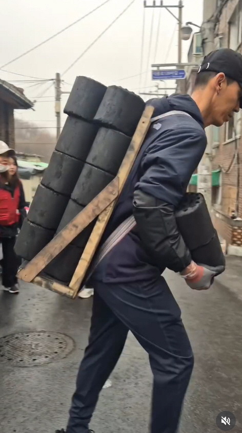 ‘정혜영♥’ 션, 16살 아들 하율과 연탄봉사 “힘은 그렇게 쓰는 거란다…
