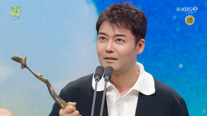 전현무, '고향' KBS서 첫 대상 "편찮으신父, 이래저래 힘든 요즘 큰 선물" [KBS 연예대상]