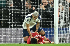 히샬리송 충격 행동 논란, 아주 사람 죽이네...목 조르는 폭력 행위 저질러 