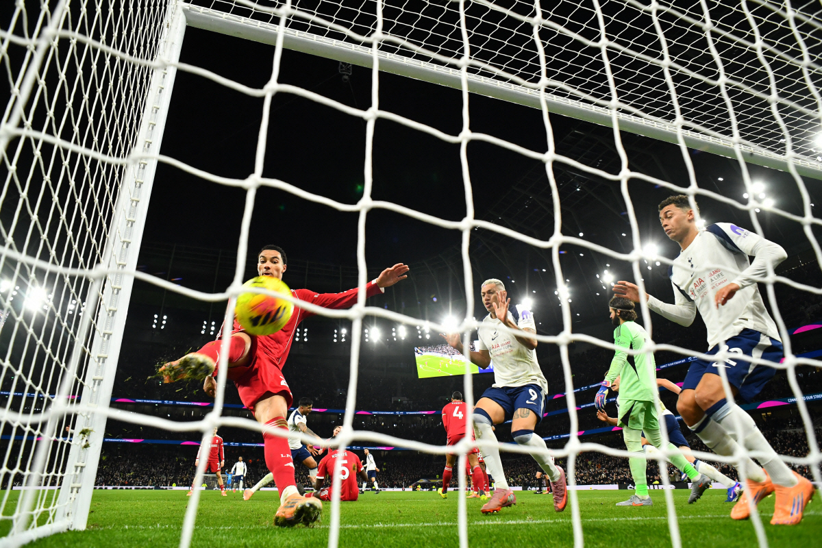 히샬리송 충격 행동 논란, 아주 사람 죽이네...목 조르는 폭력 행위 저…