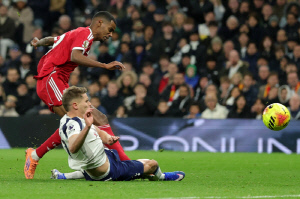 리버풀 초비상, 토트넘 부주장이 2500억 공격수 끝냈다...무릎 부여잡고 쓰러져, 제대로 걷지도 못해