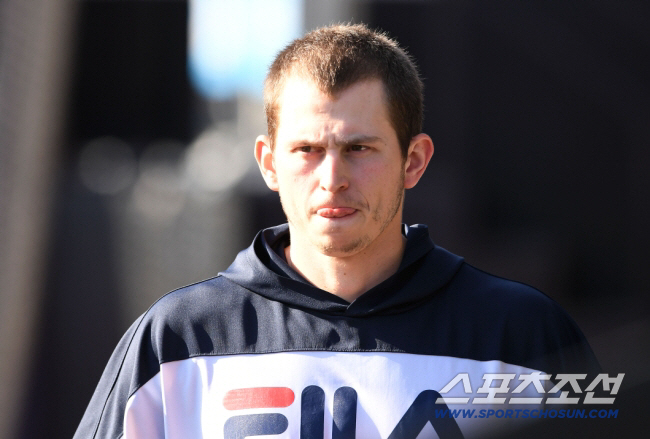 "1선발은 약해" 냉철한 시선…222억 벌고 14억 순응, 자존심 버리고…