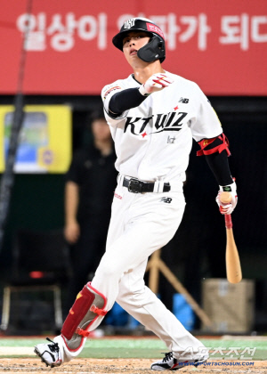 연봉 3400인데 사비 다 터는 열정, 그런데 왜 25세 유망주는 방출 통보를 받았나