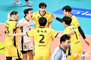 밥 같이 먹기로 했는데.. 이렇게 지다니! → 우리카드, KB손해보험에 1-3 석패