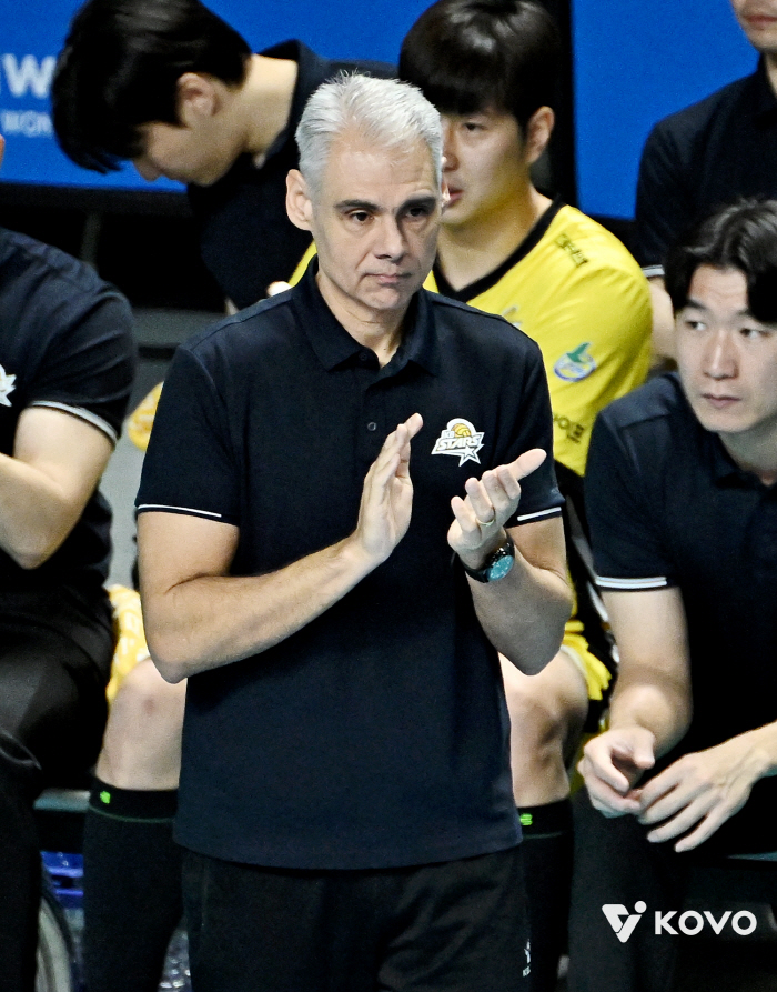 어떻게 9-25로 지지? 외국인 감독 멘붕시킨 경기력 → "이건 경기가 아니었다"