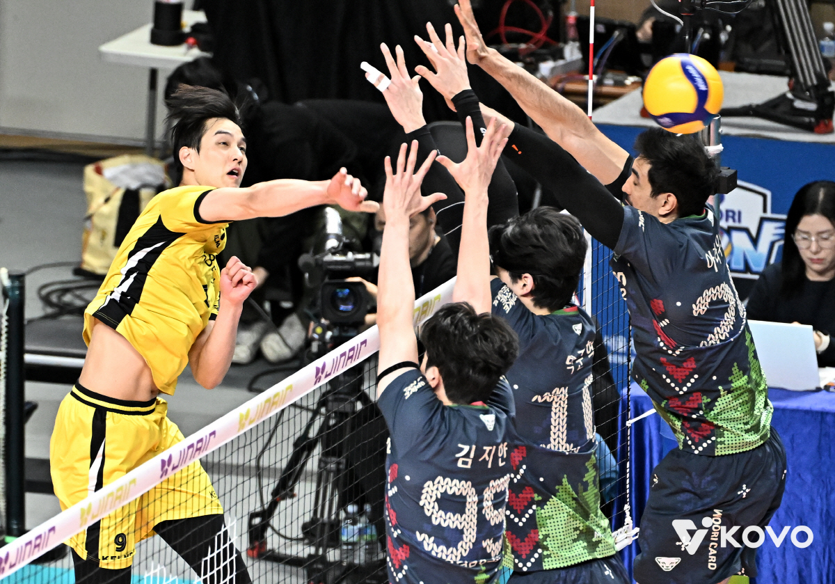 어떻게 9-25로 지지? 외국인 감독 멘붕시킨 경기력 → "이건 경기가 …