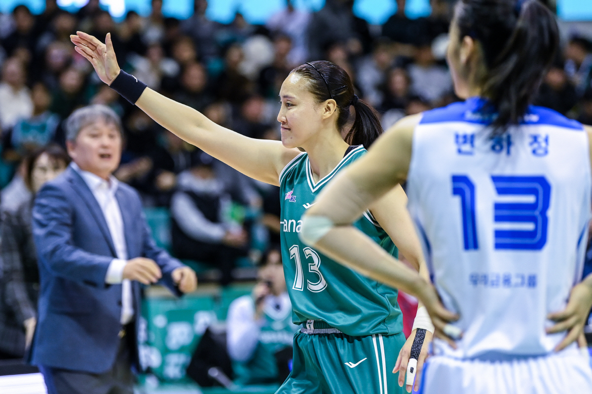 [현장리뷰]"韓 여자농구 새 역사!" '영원한 에이스' 하나은행 김정은 …