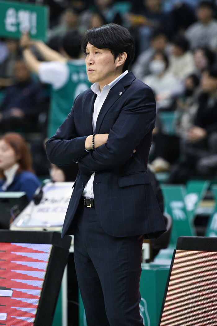 [현장인터뷰]'연승 마감' 패장 위성우 감독의 인정 "하나은행의 승리 의지가 더 컸다"