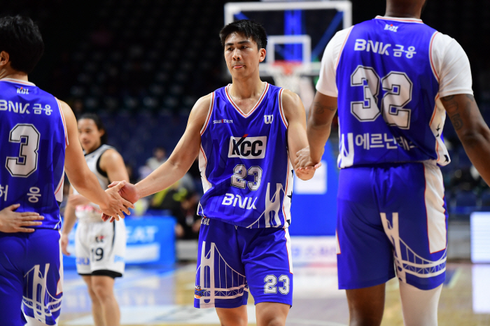 [현장분석]허훈과 숀롱? KCC 나바로-에르난데스도 있다!  완벽했던 KCC 파죽 6연승. 41점 폭발 데릭 윌리엄스 저격, 이상한 판정기준