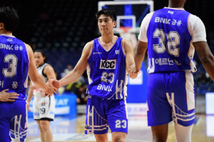 [현장분석]허훈과 숀롱? KCC 나바로-에르난데스도 있다!  완벽했던 KCC 파죽 6연승. 41점 폭발 데릭 윌리엄스 저격, 이상한 판정기준