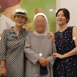 이영애, '30년 절친' 故 윤석화 추모 